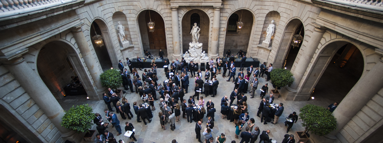 Grupo de profesionales participando en una actividad de team building en Barcelona - DMC Barcelona